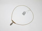 un collier en or orné d'un pendentif en forme d'oiseau et d'une étiquette