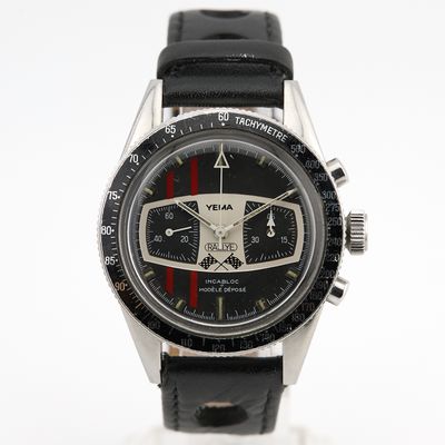 une montre noire ornée d'une bande rouge et blanche