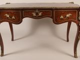 un petit bureau avec un plateau en marbre et des finitions dorées