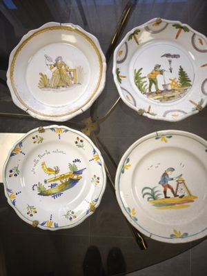 4 assiettes en faïence style "révolutionnaire" avec supports…