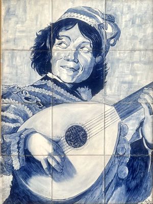 fresque en carreaux bleus et blancs représentant une femme jouant de la guitare