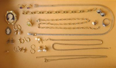 une boîte contenant de nombreux types de colliers et de bracelets