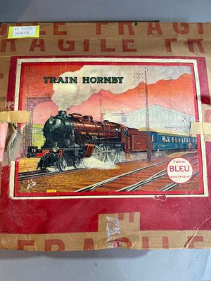 une boîte sur laquelle est représenté un train