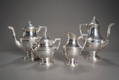 quatre pièces en argent pour le thé et le café sur une table