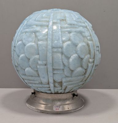 un vase bleu posé sur une table