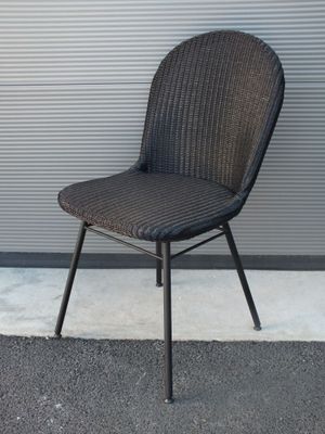 une chaise posée devant une porte de garage