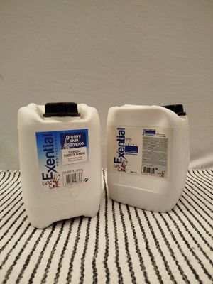 deux récipients contenant un liquide, posés sur une serviette sur un lit