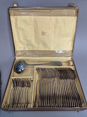 un coffret contenant de l'argenterie sur une table