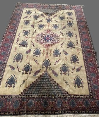 un tapis persan ancien orné d'un motif floral sur fond blanc