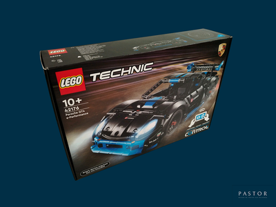 une boîte de Lego Technic sur fond bleu