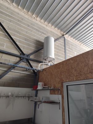 une photo d'une pièce avec un chauffe-eau fixé au plafond