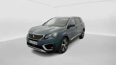 un SUV bleu garé dans une pièce blanche sur fond blanc
