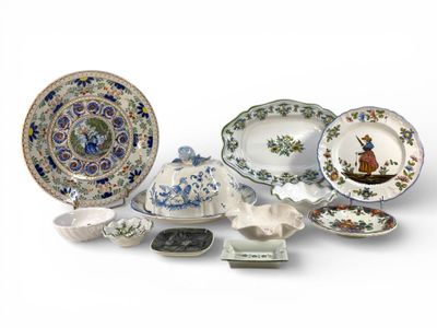 Lot de pièces en faïence : assiettes, plats, corbeille et pl… - Photo 1