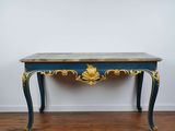une console bleue et dorée avec un plateau en marbre