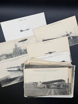Plusieurs vieilles photos d'avions sont empilées les unes sur les autres