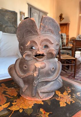 une figurine posée sur une table dans un salon