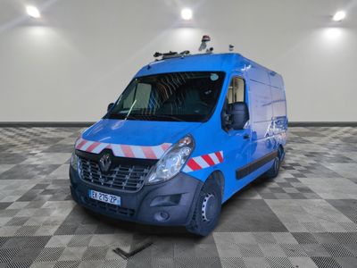une camionnette bleue garée sur un sol en damier