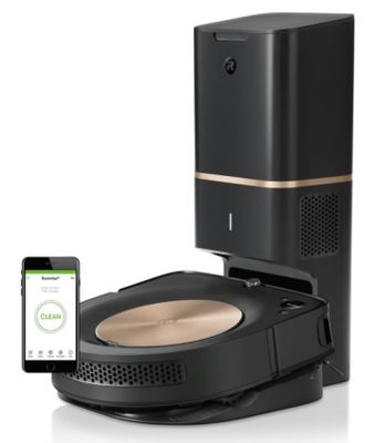 un gros plan d'un appareil connecté posé sur une table, à côté d'un téléphone portable