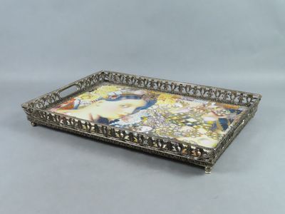 un plateau en argent orné d'une peinture, posé sur une table