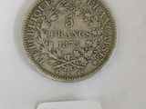 gros plan d'une pièce de monnaie sur une surface blanche avec une étiquette de prix