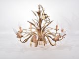 l'image d'un lustre avec cinq lumières suspendues au plafond