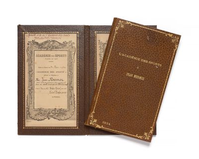 un vieux livre à la couverture brune posé sur une surface blanche