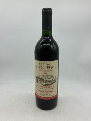 une bouteille de vin rouge avec une étiquette, posée sur une surface blanche