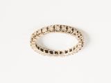 gros plan d'une bague en diamant sur une surface blanche