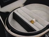 une bague dans un écrin contenant une bague