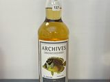 une photo d'une bouteille de whisky posée sur une table