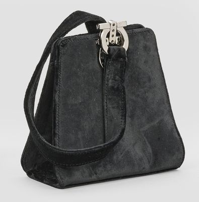 sac à main noir en daim avec un fermoir métallique sur fond blanc