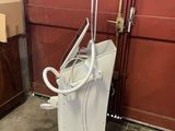 une photo d'un équipement hospitalier dans un garage