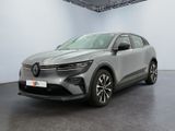 une voiture grise garée dans une grande pièce aux murs blancs