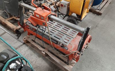 une machine posée sur une palette dans un entrepôt