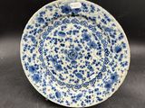 une assiette bleue et blanche ornée de fleurs bleues