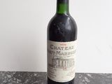 une bouteille de vin posée sur une table
