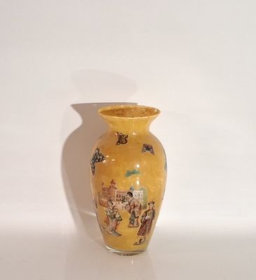 Vase en papier peint et verre soufflé à décor sinisant de pe…