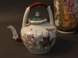 two teapots that are sitting next to each other on a table