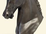 sculpture représentant une tête de cheval sur un socle en marbre, sur fond blanc