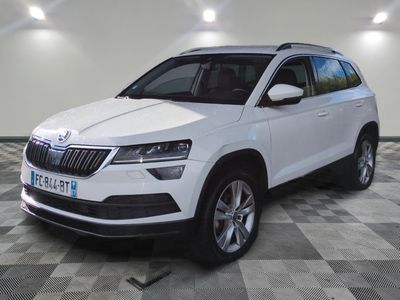 Le SUV blanc de la SKC est garé dans une grande pièce.