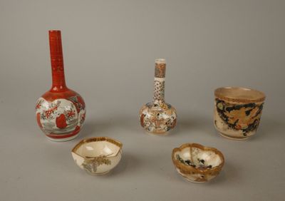 cinq types de vases différents posés sur une table