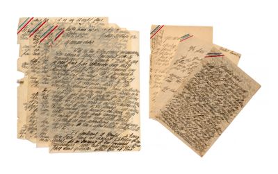 un gros plan d'un morceau de papier sur lequel on a écrit