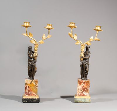 paire de candélabres en bronze et marbre, ornés de figures sur des socles en marbre
