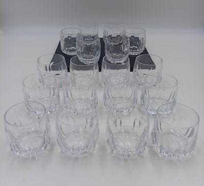 un grand nombre de verres posés sur une table