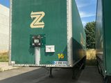 un semi-remorque vert garé à côté d'un autre semi-remorque vert