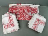 plusieurs serviettes rouges et blanches et un sac posés sur une table
