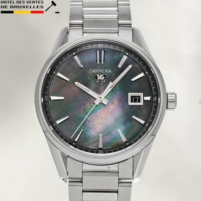 une image d'une montre en gros plan sur fond blanc