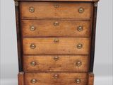 une vieille commode en bois avec des poignées en laiton