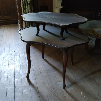 deux tables posées sur un plancher en bois dans une pièce