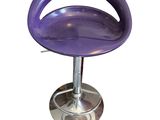 tabouret de bar en plastique violet avec piètement chromé et repose-pieds